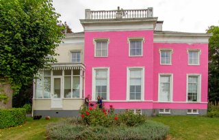 Rijk steunt verzakte historische 'roze boerderij' in Drieborg