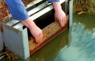 Waterschap Rivierenland bekostigt en legt stuwtjes aan voor boeren