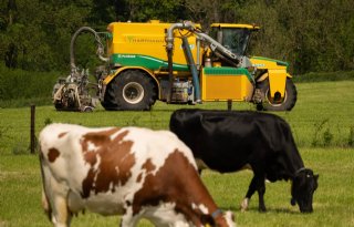 Minister geeft boeren twee weken extra voor uitrijden mest