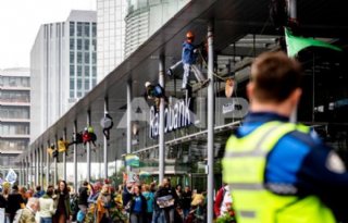 Klimaatactivisten voegen daad bij woord: blokkade kantoren Rabobank