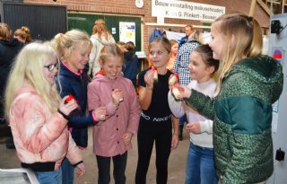 Leerlingen kijken, voelen en proeven op de boerderij