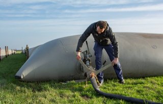 Melkveehouder Van Tunen maakt al jaren gebruik van mestzak, nu zijn ze niet aan te slepen