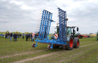 Brede demo met eggen een schoffels