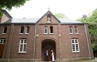 Limburgse varkens scharrelen rond klooster