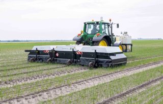 Akkerbouwer houdt uien schoon met spotsprayer