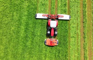 Maaiers, schudders en harken tijdens hooibouwdemo Kuhn