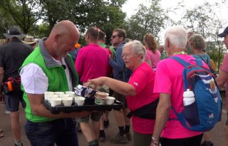 Wandelaars blij met boerenproducten tijdens Nijmeegse Vierdaagse