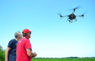 Melkveehouder Dedde-Jan Tilma past onderzaai mais toe met drone