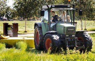 Jongste generatie geniet op de trekker van grasmaaien