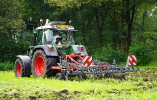 Schotels van cultivator snijden onkruid net onder de grond af