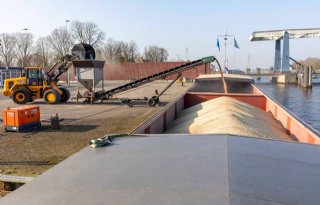 Schip vol baktarwe voor het eerst uit Dollardgebied naar meelfabriek