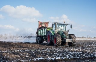 Akkerbouwer rijdt compost uit over de vorst: 'Je fietst er zo overheen'